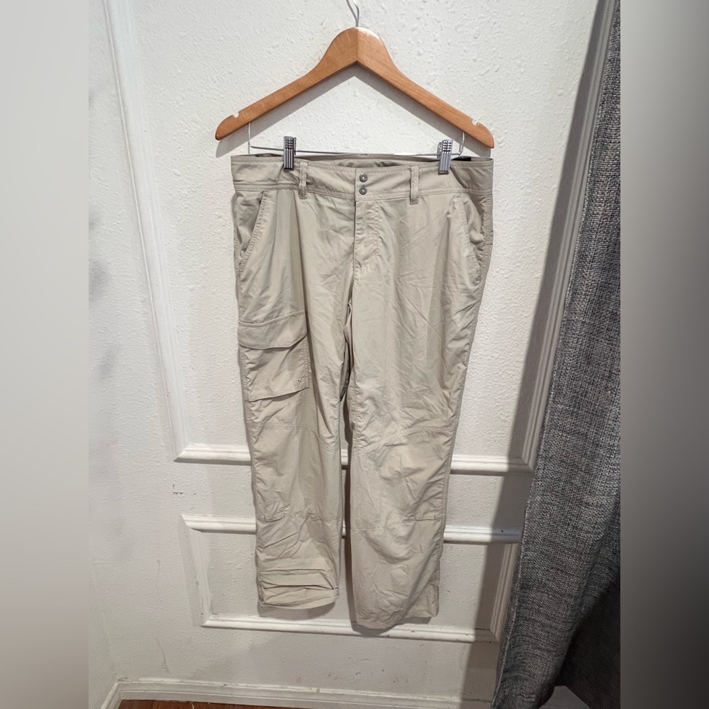Columbia Tan Cargo Pants with Lightweight Fabric